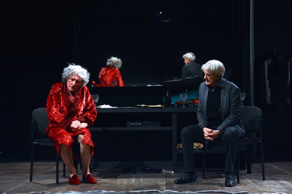 Nota Stonata, 2020 con Carlo Greco, Giuseppe Pambieri, regia di Moni Ovadia. Golden Show, Roma per gentile concessione di Golden Show Trieste